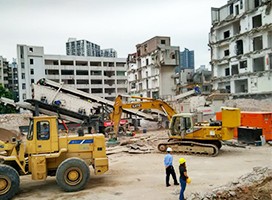 北京引進(jìn)移動(dòng)式建筑垃圾粉碎機(jī)實(shí)現(xiàn)建筑廢料就地資源化